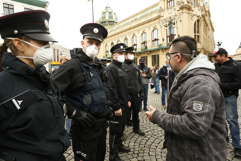 Demonstrace proti vládním opatřením na boj proti epidemii se na náměstí Republiky konala ve středu 28. října 2020.