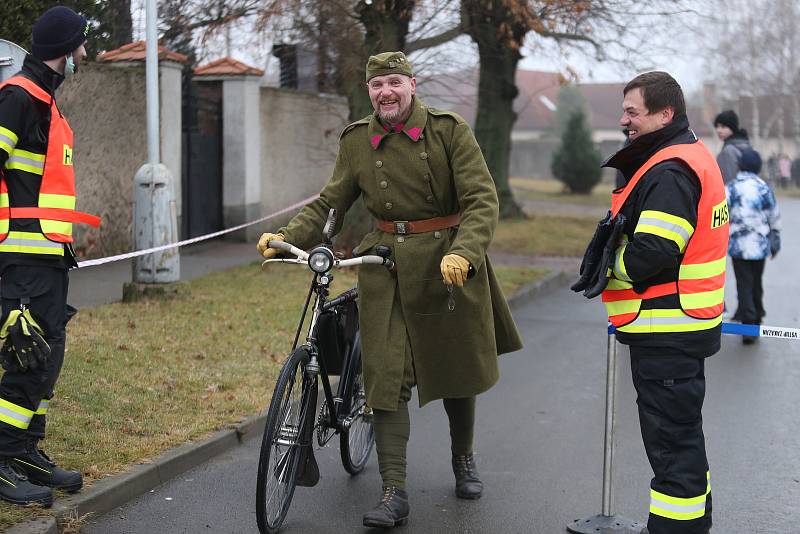 Slavnostní vzpomínková akce u nového památníku výsadku Anthropoid v Nehvizdech. Městys má nyní památníky dva, původní za dálnicí a nový, otevřený 29. prosince 2021.