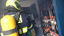 Příčinou požáru, který ve čtvrtek odpoledne zničil elektrický rozvaděč trafostanice v Bochovské ulici v Jinonicích, byla nedbalost dělníků zajišťujících opodál rekonstrukční práce.