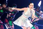 Katy Perry potěšila diváky v zaplněné O2 areně ve Vysočanech velkou show plnou barevných kostýmů. Jedna z nejúspěšnějších zpěvaček současnosti zamířila do hlavního města v rámci turné ke své desce Prism z roku 2013.