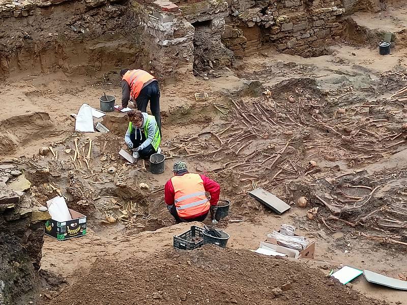 Archeologické a antropologické zkoumání na bývalém hřbitově v Karlíně.