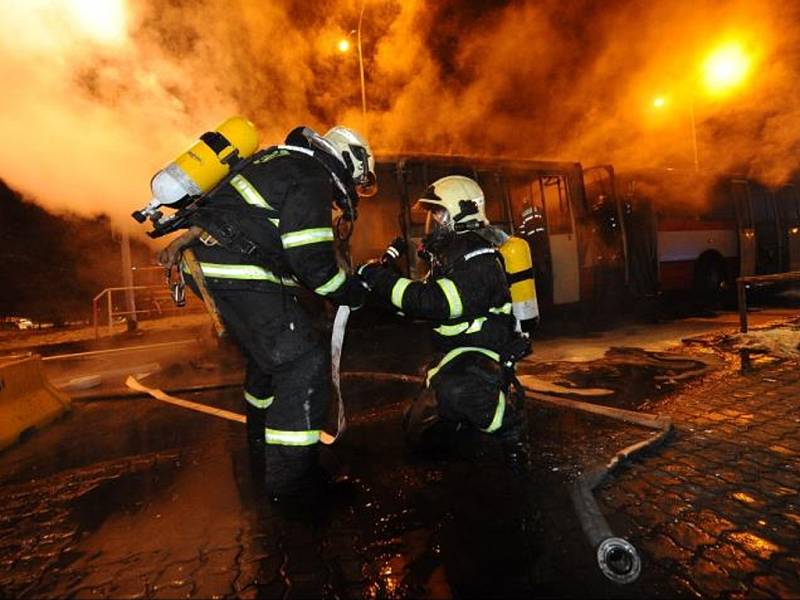 Požár kloubového autobusu v Novodvorské ulici v Praze.