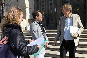 Radní Prahy Antonín Klecanda přijal petici protestujících studentů strojnické průmyslovky v Betlémské ulici odmítajících vyhazov učitele angličtiny a španělštiny.