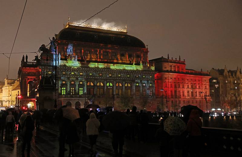 Videomapping na budově Národního divadla k oslavám 100 let republiky.