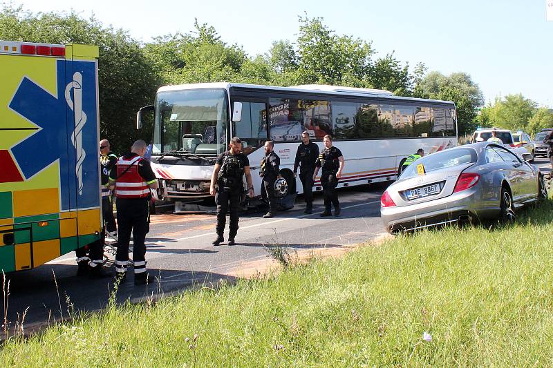 Dopravní nehoda autobusu a osobního auta v ulici K Horkám v pražské Hostivaři.