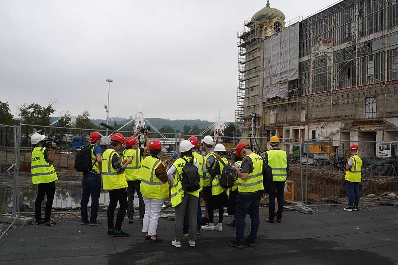 Stavební jáma levého křídla Průmyslového paláce.