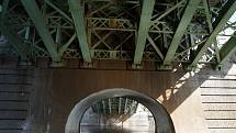 Možnost sledování kamerového průzkumu vnitřku soch na Čechově mostě, který v souvislosti s rekonstrukcí osvětlovacích a efektových systémů provádí městská společnost Technologie hl. m. Prahy.