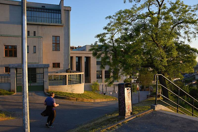 Armádní muzeum neboli Vojenský historický ústav, které se nachází v Praze pod vrchem Vítkov, na Žižkove v ulici U Památníku, je kvůli rekonstrukci dlouhodobě uzavřeno. Změnit se to má na podzim, kdy představí návštěvníkům novou podobu expozic.