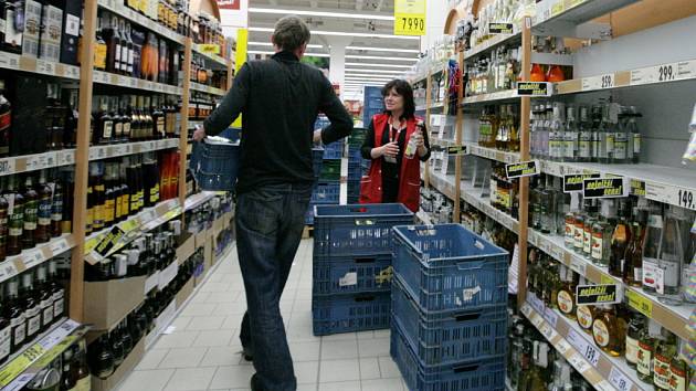 Sklízení alkoholu z regálů hypermarketu