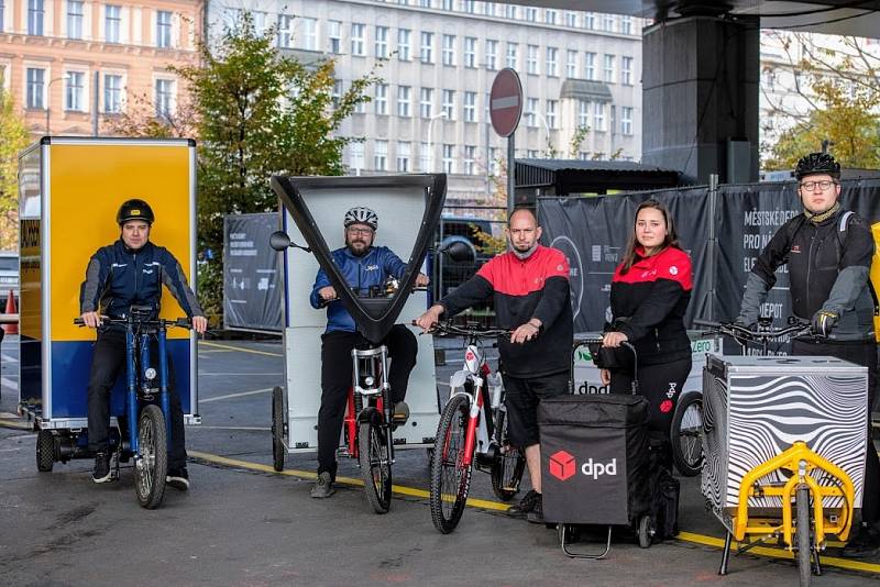 Do centra Prahy vyjela nákladní elektrokola. Hlavní město otevřelo první cyklodepo pro rozvoz zásilek.