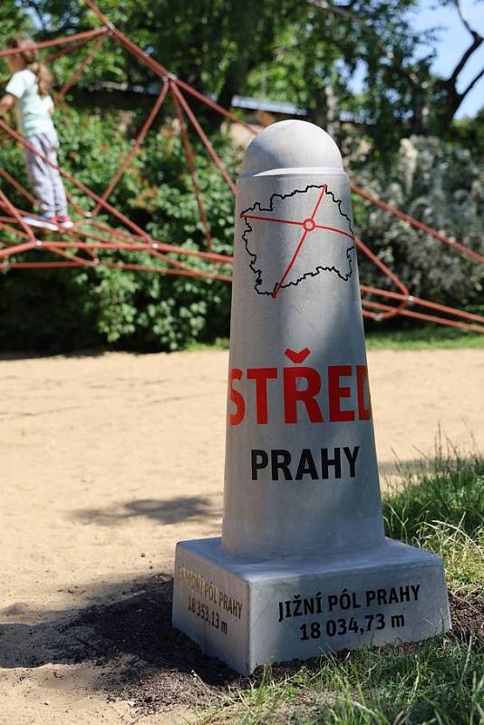 Na dětském hřišti Na Balkáně byl slavnostně vyznačen střed Prahy.