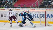 Druhý zápas předkola Generali play off Tipsport extraligy ledního hokeje se odehrál 7. března v liberecké Home Credit areně. Utkaly se celky Bílí Tygři Liberec a HC Sparta Praha. Na snímku je trestné střílení, zleva Lukáš Pech a brankář Roman Will.