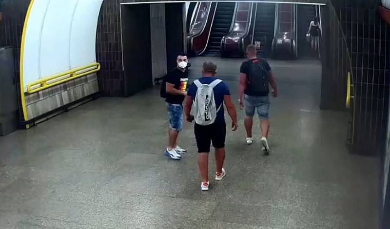 Policie hledá rusky hovořící cizince, kteří v metru obtěžovali ženu. Pak na Florenci zbili muže, který se jí zastal.