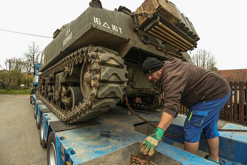 Přesun tanku Sherman z okraje Prahy na výročí osvobození do Plzně.