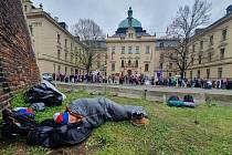 Demonstranti před úřadem vlády 17. dubna.