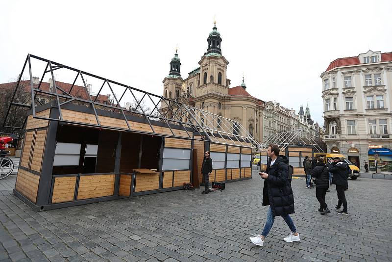 Zdobení vánočního stromu na Staroměstském náměstí v Praze.