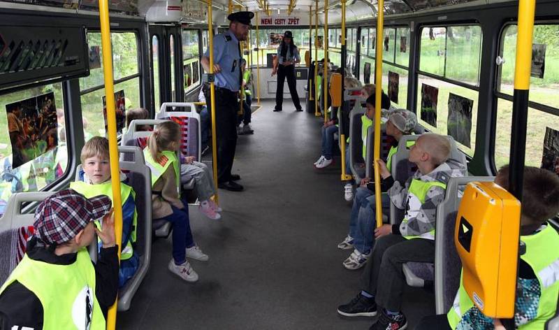 Dopravní podnik a Policie ČR v Praze pokračují v informační kampani s názvem Není cesty zpět, která má upozornit na riziko srážky chodců s tramvají. Řada lidí totiž stále neví, že tramvaj má vždycky přednost – a to i na přechodu pro chodce.