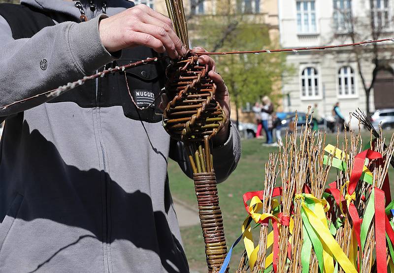 Velikonoce na Trojce. Pletení pomlázek nebo zdobení vajíček na Náměstí Jiřího z Poděbrad v roce 2019