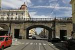 Alois Negrelli  Viadukt nese jméno svého hlavního stavitele Aloise Negrelliho (1799 1858). Průkopník budování železnic v Rakousku-Uhersku, včetně prvních českých drah, se narodil do italské rodiny v Jižním Tyrolsku. Podílel se také na projektu Suezského p