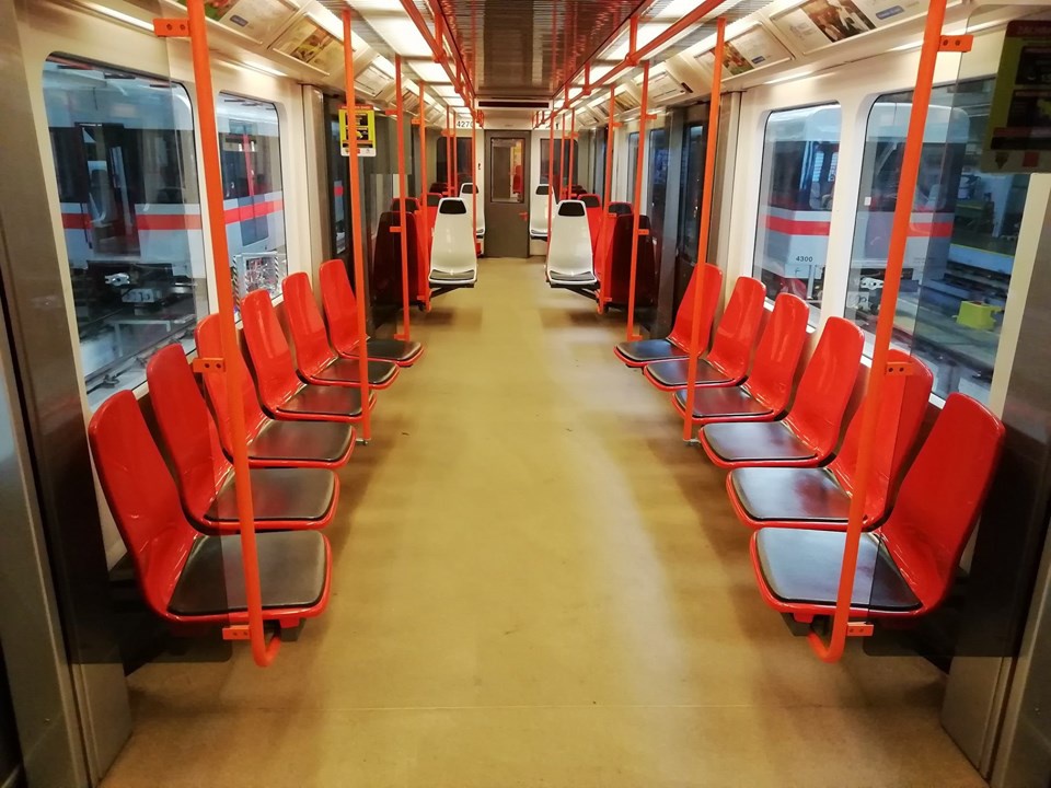 Plastové, či laminátové? V metru C se zkouší nové sedačky z Itálie -  Pražský deník