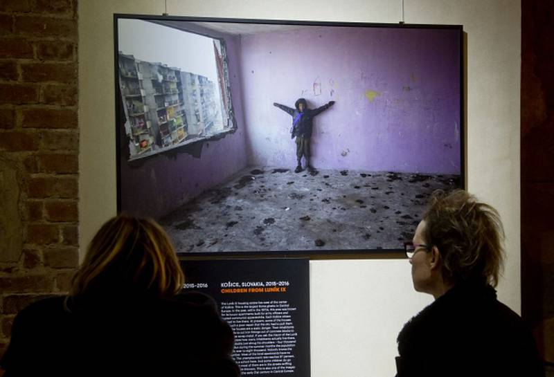 Práci známého českého fotoreportéra Jana Šibíka za posledních deset let ukazuje výstava, která 2. února začala na Staroměstské radnici v Praze. 