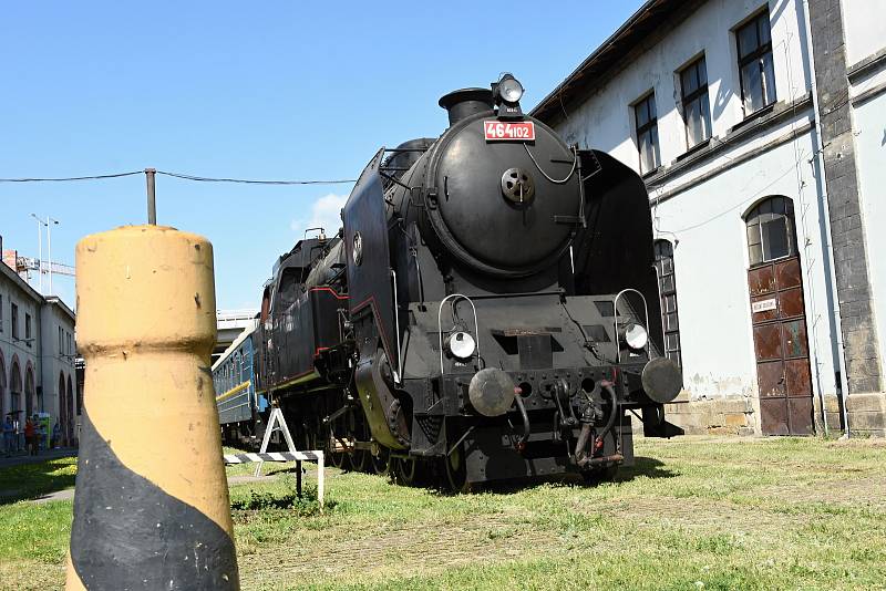 Z areálu Národního technického muzea u Masarykova nádraží z centru Prahy byla ve čtvrtek odvezena ke generální opravě parní rychlíková lokomotiva 464.102 s přezdívkou Ušatá.