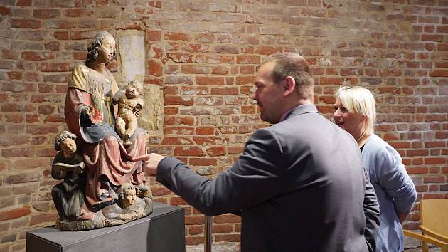 Národní galerie získala Madonu na andělském trůnu z Havraně.