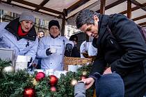 Vánoční rybí polévka na Staroměstském náměstí láká domácí i turisty. Stovky lidí lidí také chodí na pietní místa zapálit svíčku za oběti po střeleckém útoku.