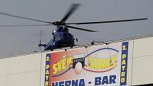 Na obchodním centru Park Hostivař  v pondělí probíhala výměna klimatizačních jednotek pomocí vrtulníku Mi- 8.