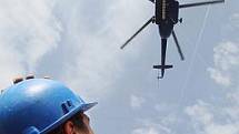Na obchodním centru Park Hostivař  v pondělí probíhala výměna klimatizačních jednotek pomocí vrtulníku Mi- 8.