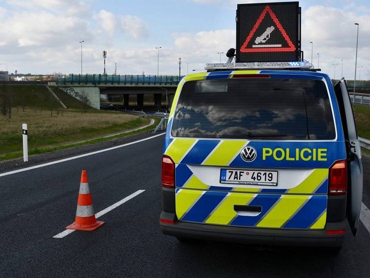 Audi vyjelo z nájezdu na Pražský okruh, porazilo lampu a nabouralo do svodidel. Řidič z místa nehody utekl.