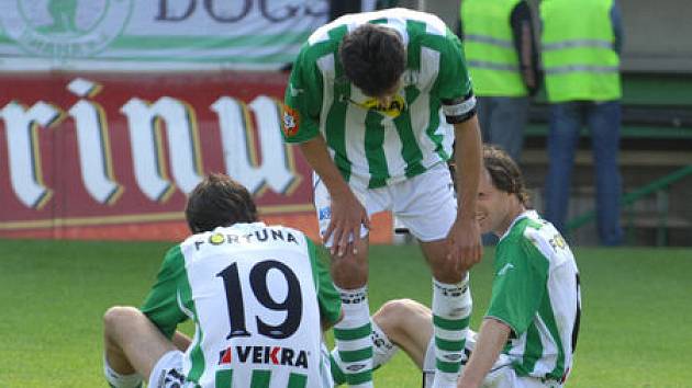 VŠECHNO ŠPATNĚ. Michal Ordoš, Pavel Lukáš a Michal Šmarda padli na trávník po skončení klíčového duelu proti Teplicím v předposledním kole 1. ligy. Už tušili, že se s nejvyšší soutěží budou muset rozloučit nimimálně na rok.