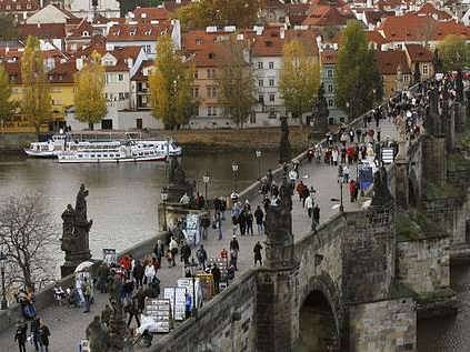 Pohled na Karlův most z kostela sv. Františka z Assisi.