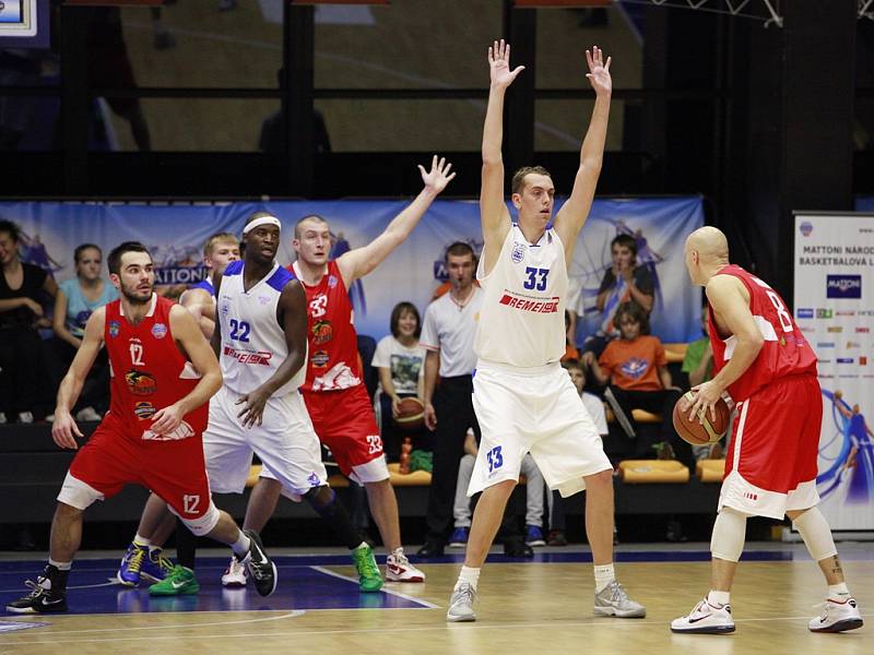 BASKETBALISTÉ USK Praha porazili Jindřichův Hradec 100:91.