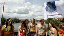 Do půli těla nazí a namalovaní mladí lidé prošli 21. června Prahou v rámci celosvětového pochodu za mír.