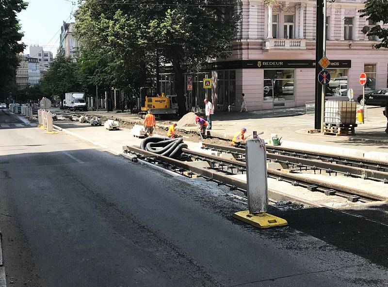 Tramvaje se na Vinohradskou vrátí dřív. Dopravní podnik hl. m. Prahy plánuje letní výluky.