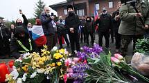 Nespokojení občané se v neděli 3. ledna 2021 sešli v Průhonicích ve smutečním průvodu za zbytečné oběti covid-19 až před dům premiéra Andreje Babiše (ANO).