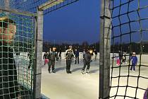 Veřejné bruslení na venkovním kluzišti na Letenské pláni.