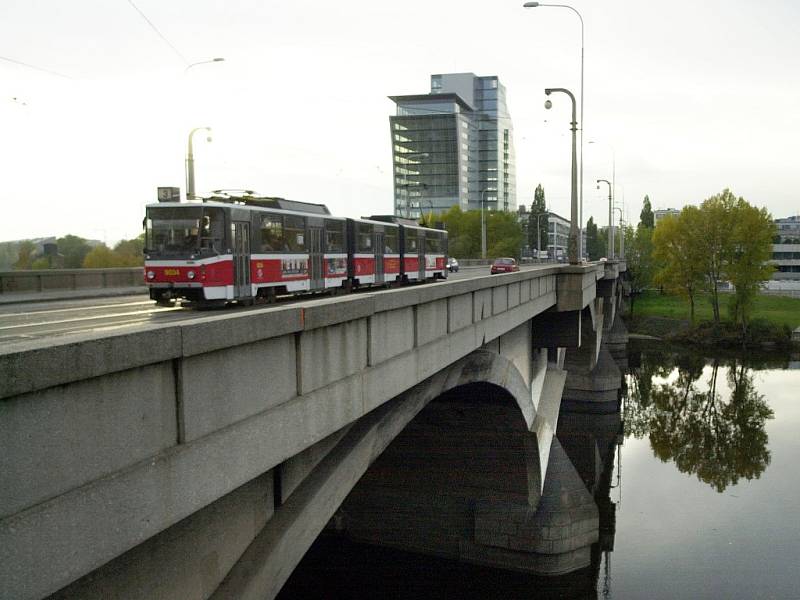 Libeňský most vypadá z dálky jako stále dobře funkční objekt. Zblízka už je realita jiná, což dokazuje tramvajová doprava, kdy se na mostě nesmí dvě vlakové soupravy potkat.