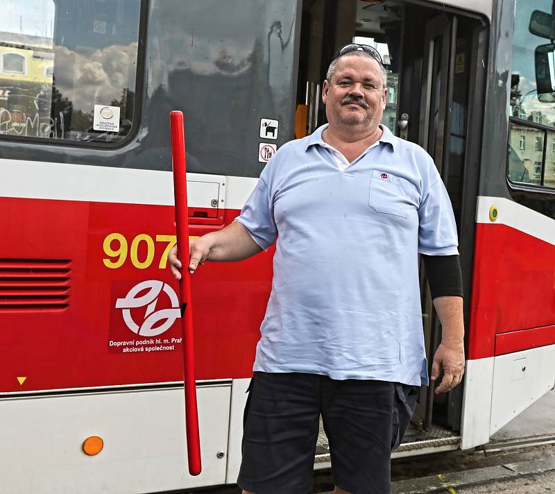 Předávání kolíku v rámci bezpečnosti mezi řidiči tramvají v úseku Vychovatelna a Bulovka.