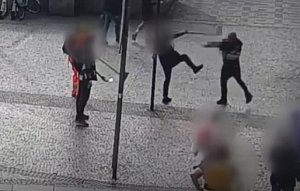 Opilý muž na Václavském náměstí napadal kolemjdoucí.
