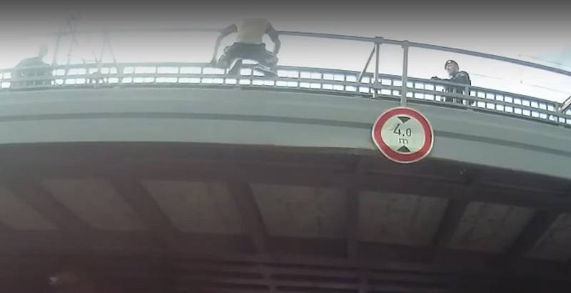 Zdrogovaný muž, který chtěl skočit z mostu v Praze.