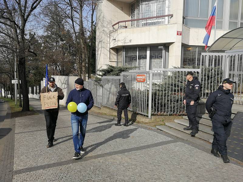 Protest před ruským velvyslanectvím v Praze 24. února 2022.