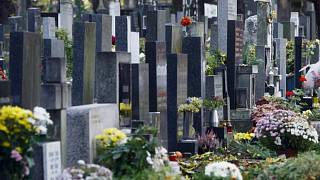 Na Dušičky budou déle otevřené hřbitovy a chystá se také mše - Karlovarský  deník