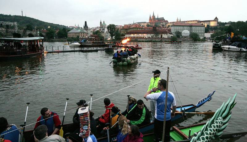 Svatojánské Navalis 2012 se konalo v úterý 15. května v okolí Karlova mostu. Regata historických a dračích lodí. 