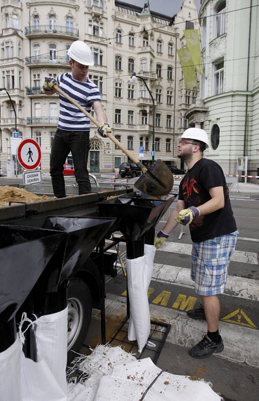 Na Žofíně během dne probíhal program s ukázkami integrovaného systému. Na snímku soutěží redaktoři Pražského deníku v soutěži stavění bariéry.