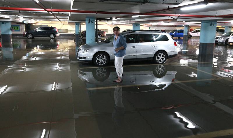 Déšť způsobil škodu i v obchodním centru Nový Smíchov na Andělu, kde se voda dostala do garáží.