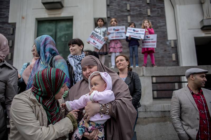 Muslimové se symbolicky zúčastnili katolické mše, aby odsoudili nedávné teroristické útoky v Evropě 