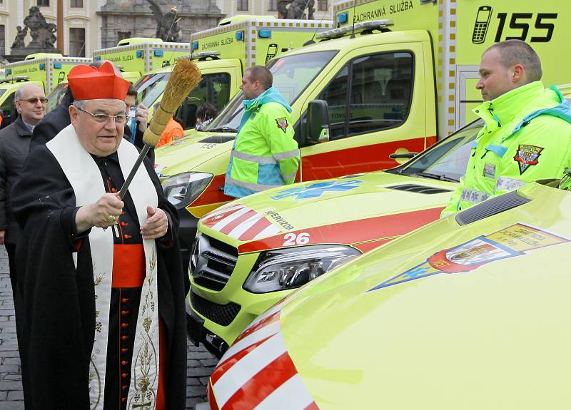 Slavnostní převzetí nových sanitních vozů na Hradčanském náměstí, které pokřtil kardinál Dominik Duka.