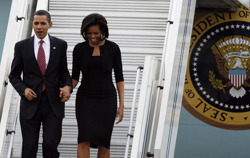 Barack Obama se svou ženou Michelle vystupují z Air Force One.